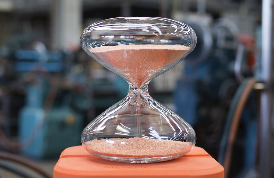 Watch a Mesmerizing Hourglass Filled with 1,250,000 “Nanoballs” (Created by the Designer of the Apple Watch)