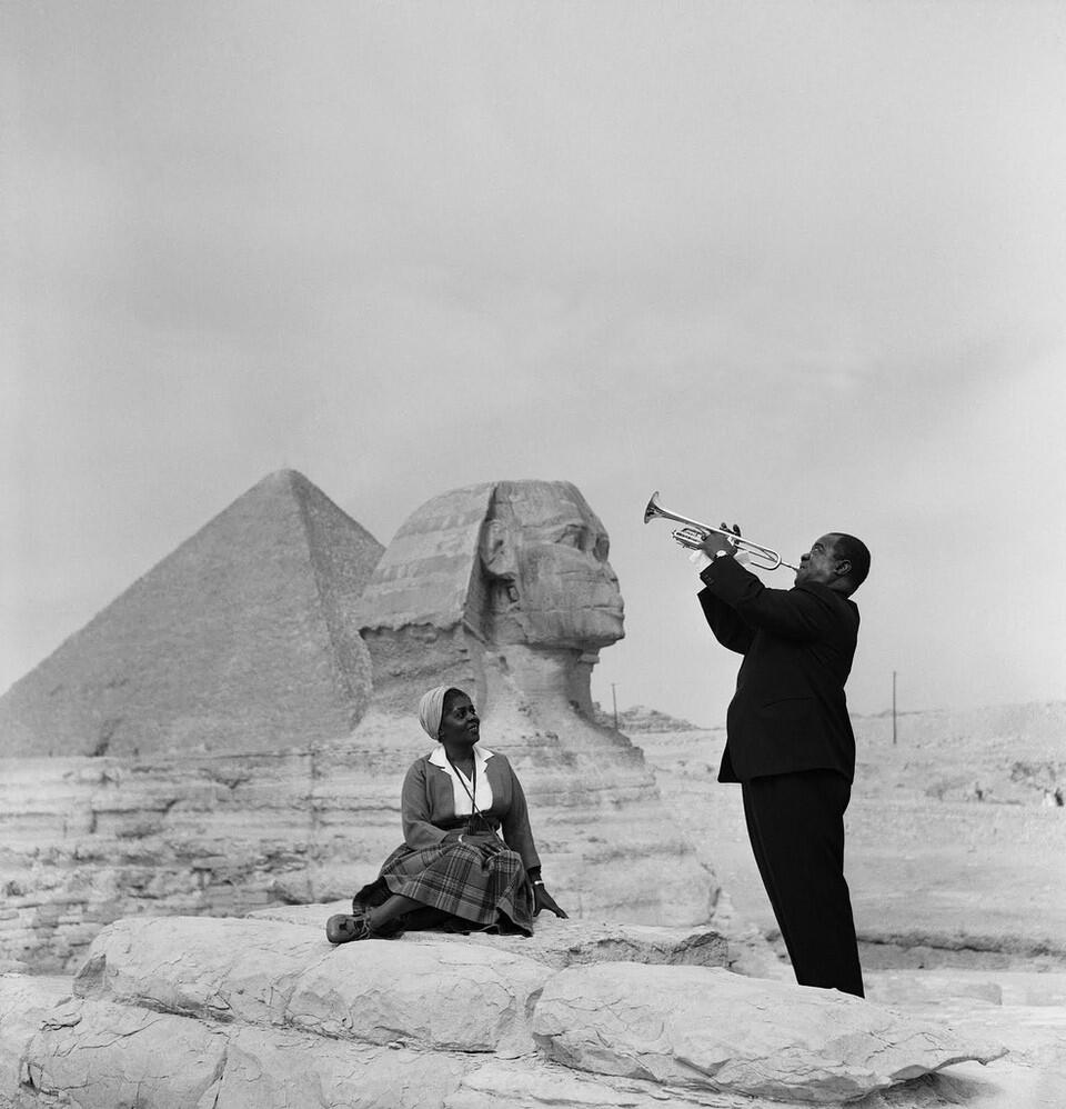 Louis Armstrong Plays Trumpet at the Egyptian Pyramids; Dizzy Gillespie Charms a Snake in Pakistan | Open Culture