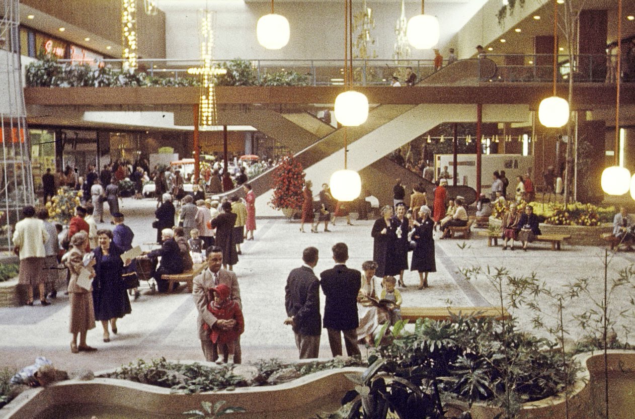 Color Footage of America’s First Shopping Mall Opening in