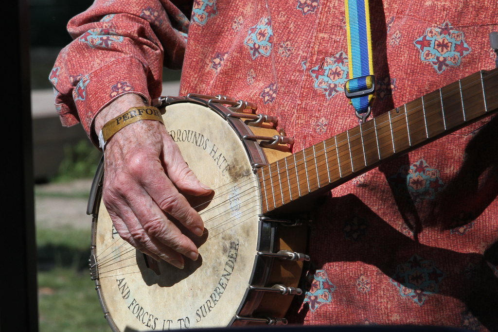 Pete seeger deals banjo