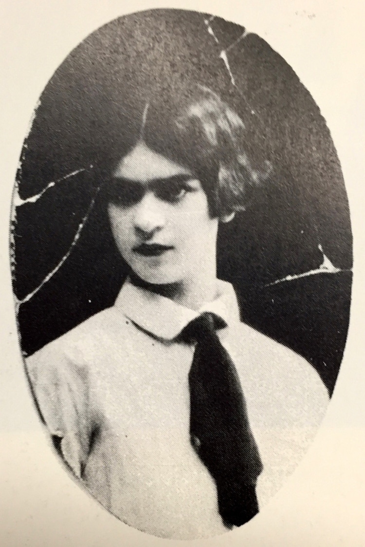 Rare Photos of Frida Kahlo, Age 13-23 rare frida kahlo photographs 5