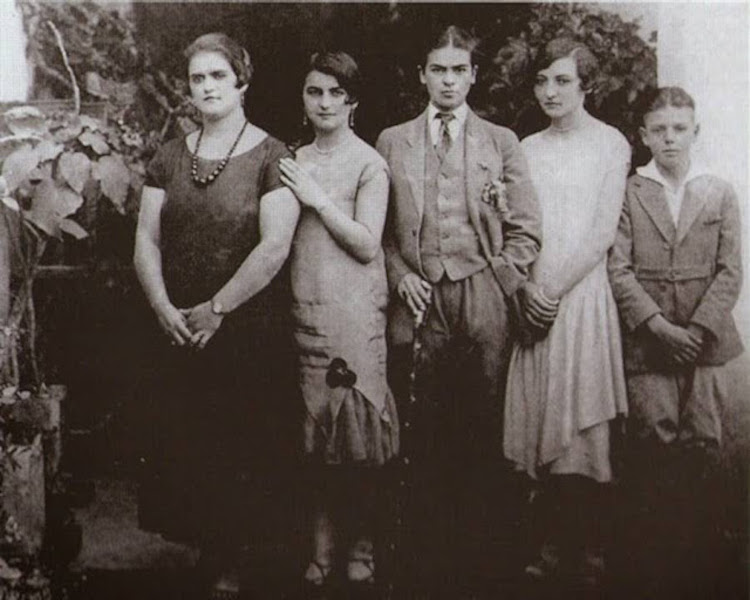 Rare Photos of Frida Kahlo, Age 13-23 rare frida kahlo photographs 7