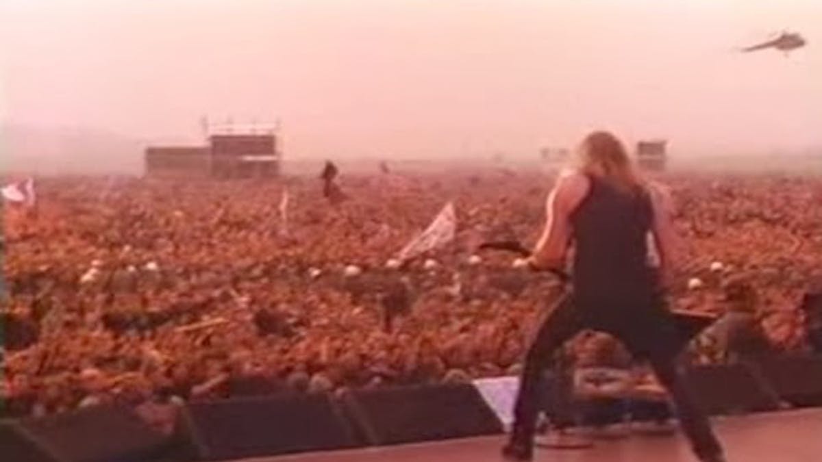 watch-metallica-play-enter-sandman-before-a-crowd-of-1-6-million-in