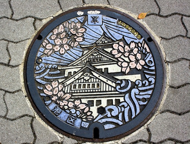 日本独特の芸術的なマンホール蓋の美しさをご覧ください