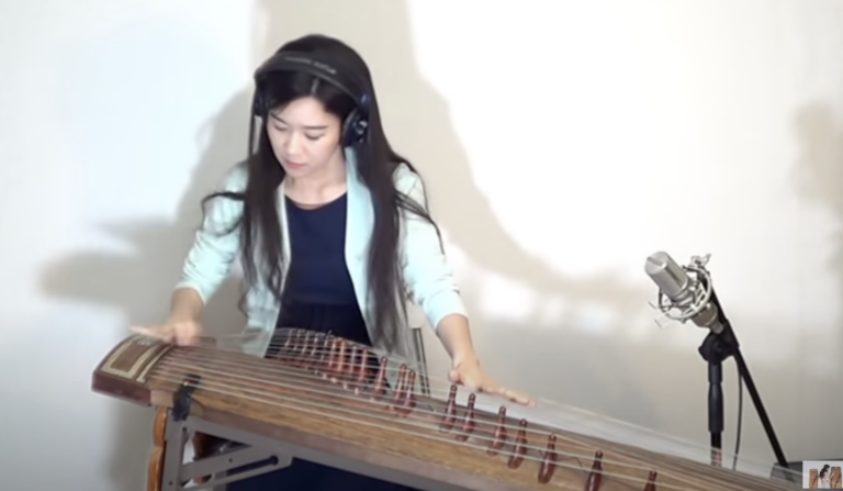 The Red Hot Chili Peppers “Californication” Played on the Gayageum, a Korean Instrument That Emerged 1,400 Years Ago