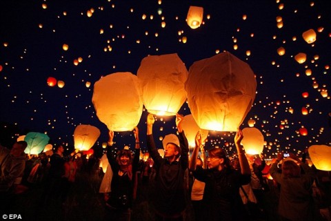 8,000 Chinese Lanterns over Poland | Open Culture