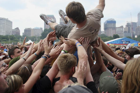 the-physics-of-mosh-pits-at-heavy-metal-concerts-explained-by-cornell