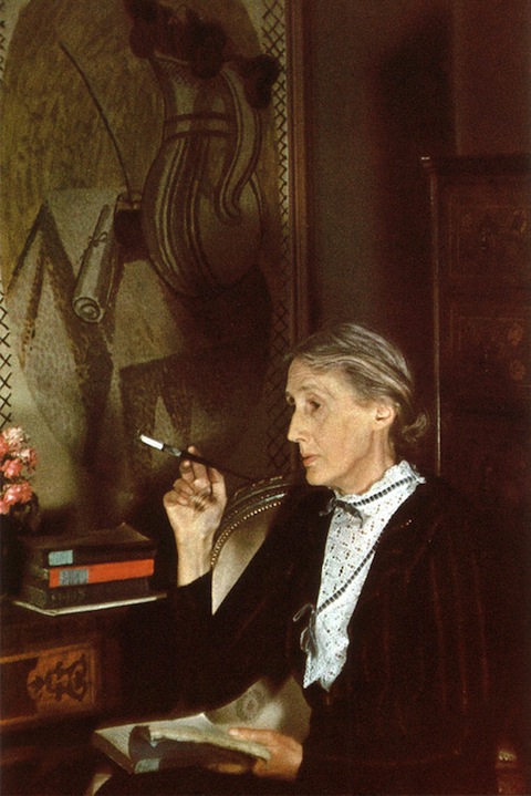 Virginia_Woolf_smoking_London_1939