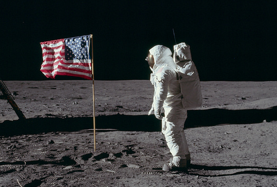 8,400 Stunning High-Res Photos From the Apollo Moon Missions Are Now ...